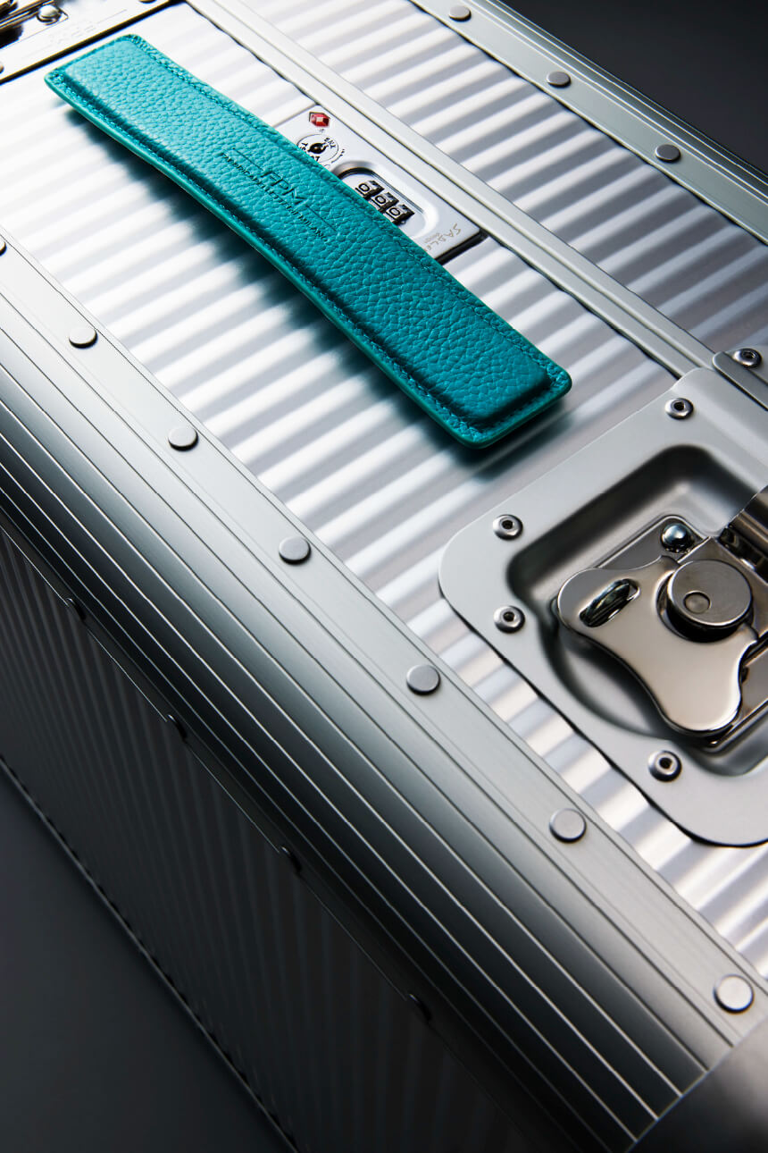 シルバーのトランクにグリーンのレザーハンドルを装着したイメージ