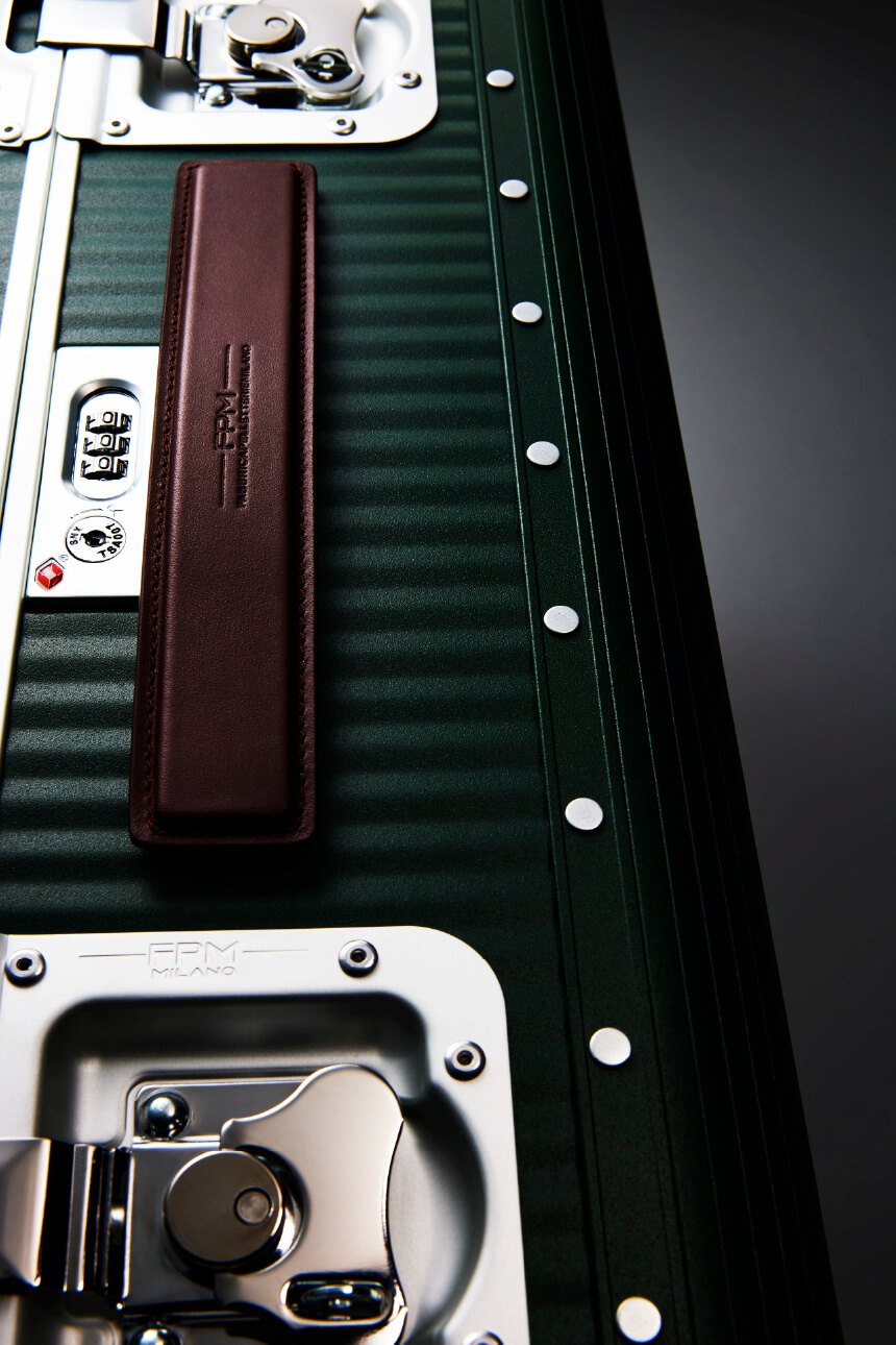 グリーンのトランクにブラウンのレザーハンドルを装着したイメージ