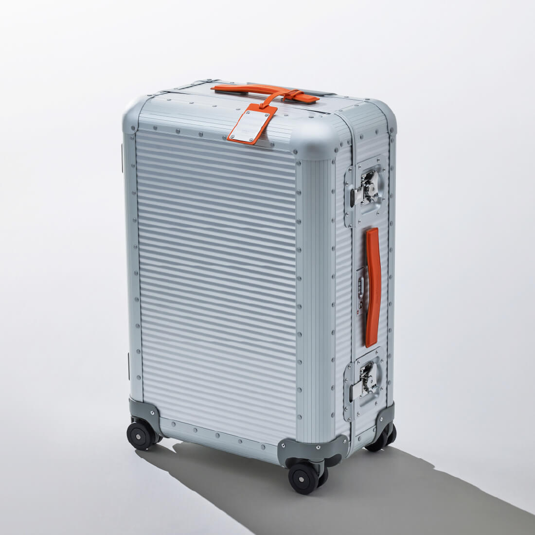 シルバーのトランクにオレンジのレザーハンドルを装着したイメージ