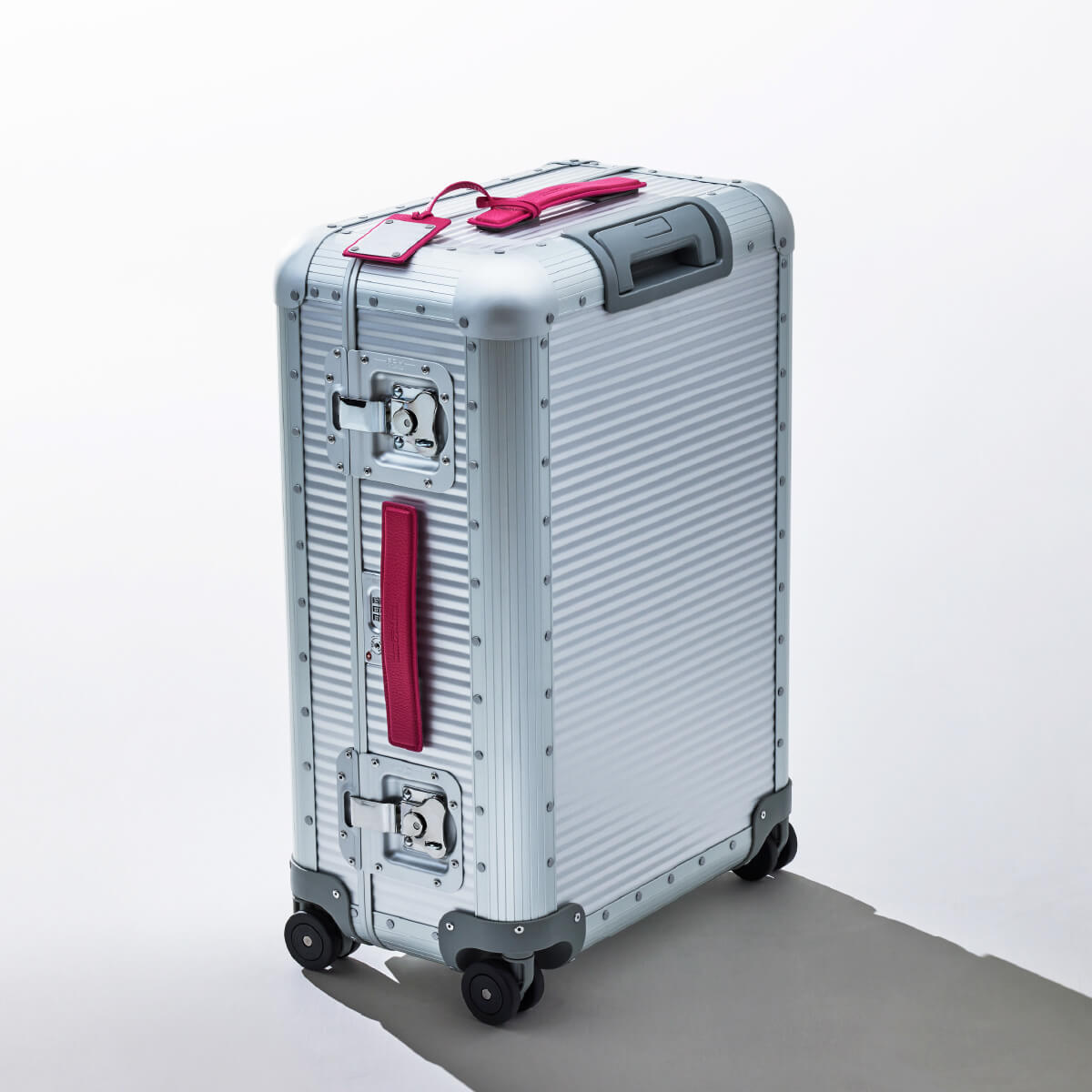シルバーのトランクにピンクのレザーハンドルを装着したイメージ