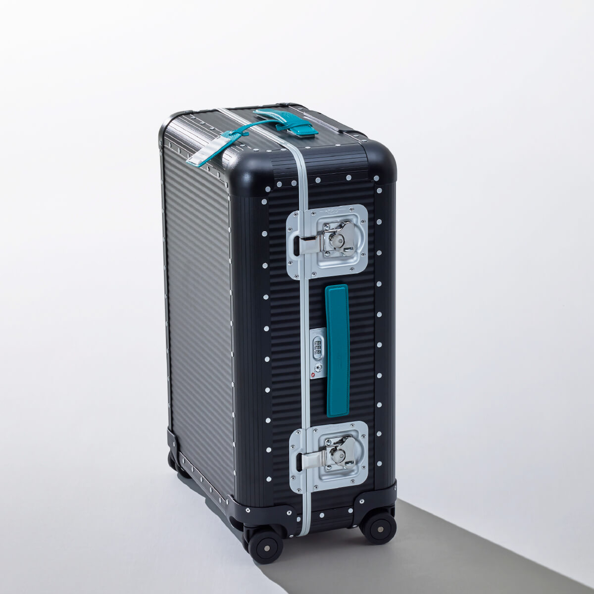 ブラックのトランクにターコイズのレザーハンドルを装着したイメージ