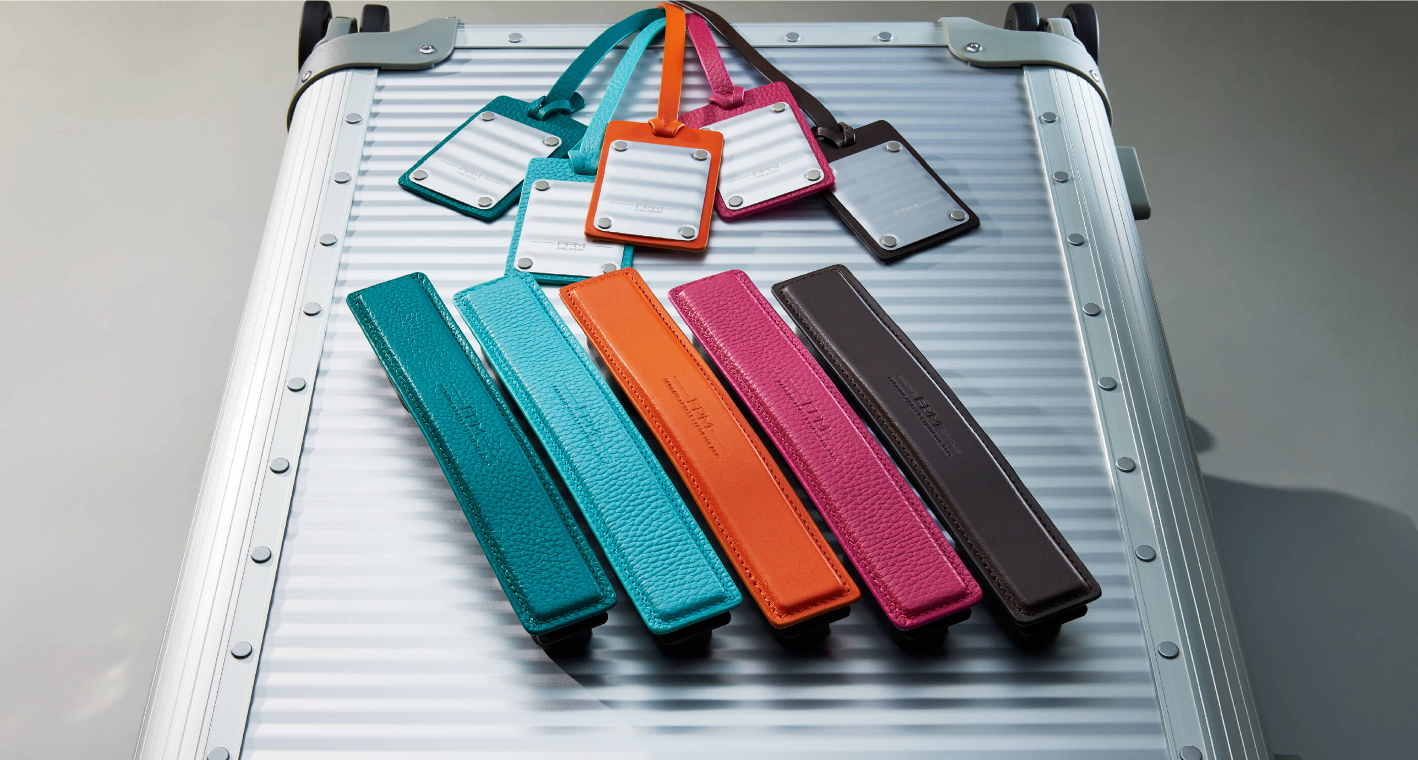 レザーハンドルとアドレスタグの商品イメージ画像 グリーン、ターコイズ、オレンジ、ピンク、ブラウン